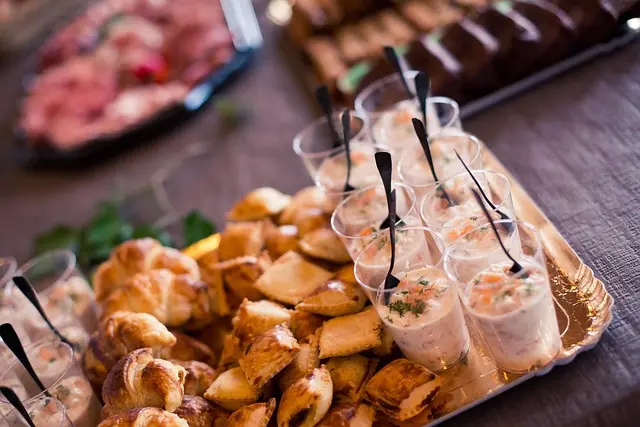 Comment Créer un Apéritif à Thème Élégant pour Vos Invités